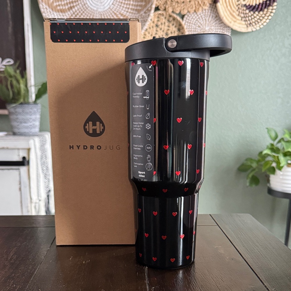Hydrojug- 40 oz sport Queen of Hearts! New! Limited Edition!